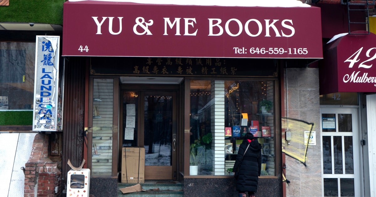 Книжарница, собственост на американци от азиатски произход, отвори отново в китайския квартал на Манхатън месеци след пожар