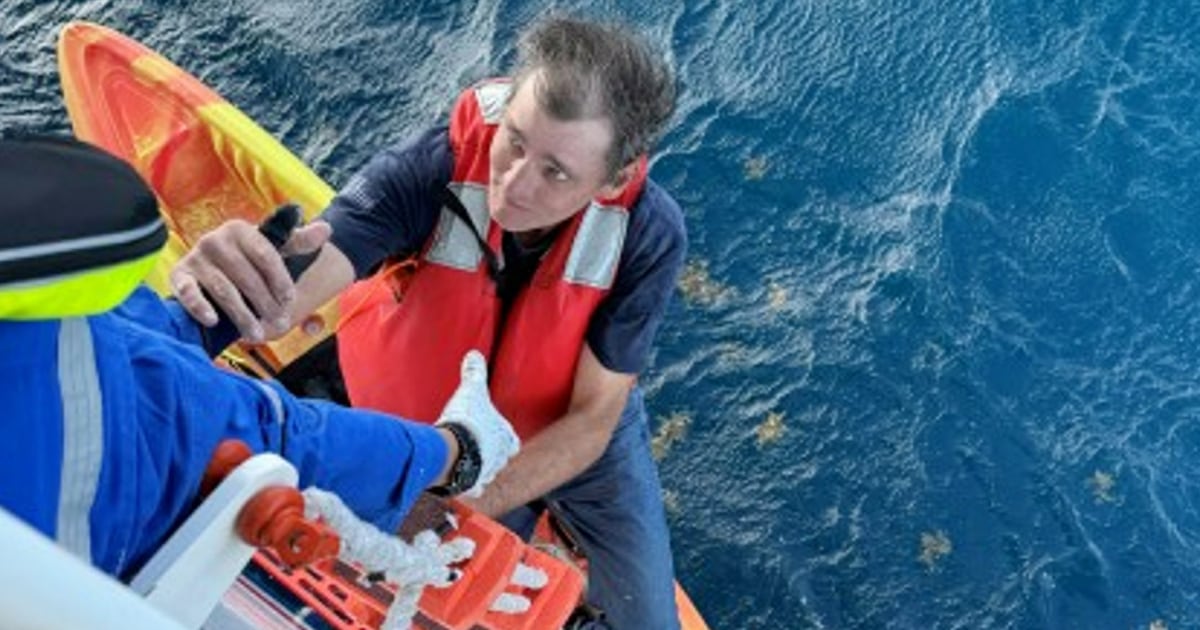 Круизен кораб Carnival спаси двама корабокрушенци, заседнали на каяк в Мексиканския залив