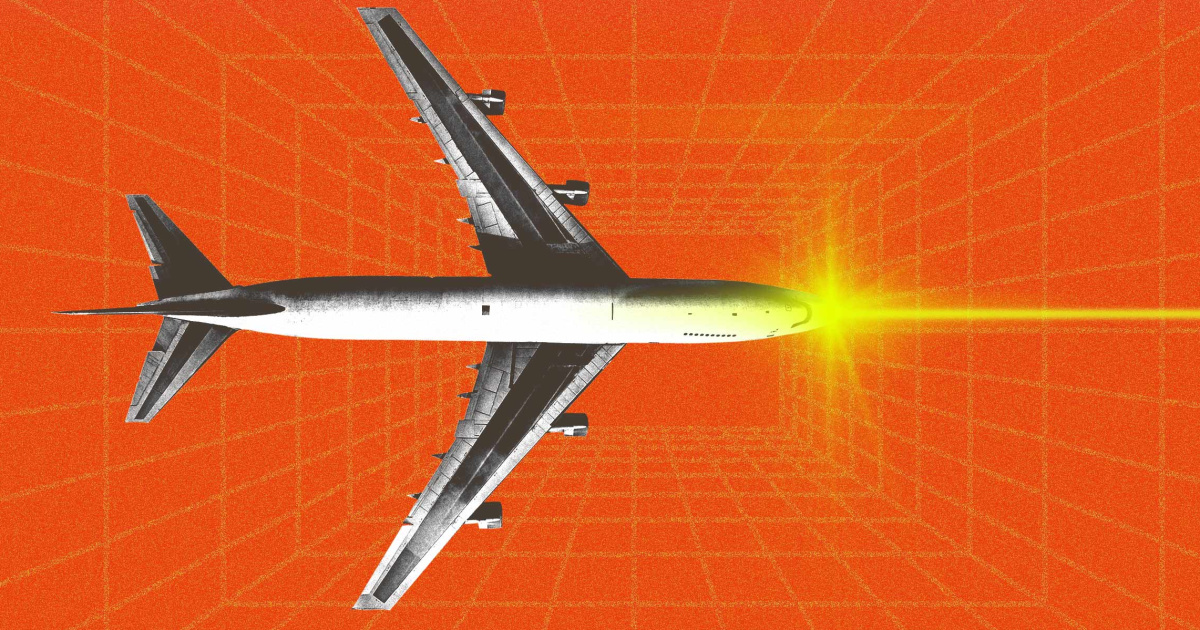 Съобщенията за лазери, незаконно насочени към самолети в полет, са