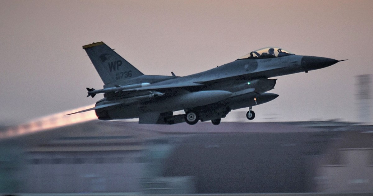 Американски пилот безопасно катапултира от изтребителя F-16, преди да се разбие край Южна Корея
