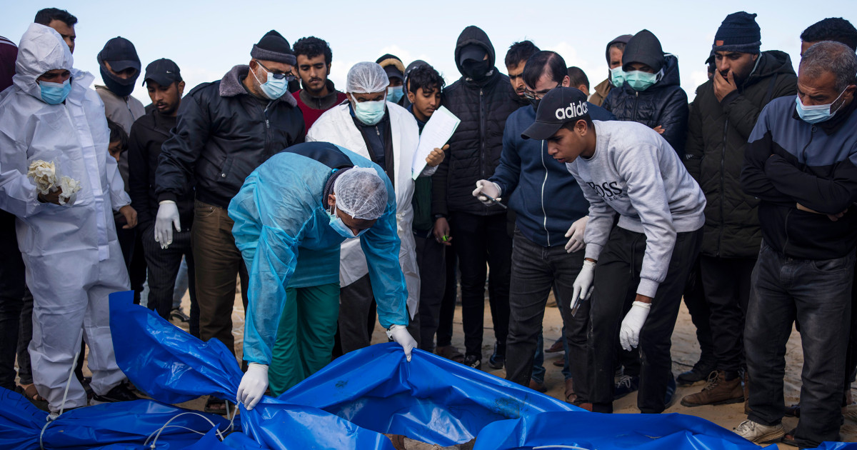 Палестинци погребват десетки в масов гроб в Газа, след като Израел връща телата им