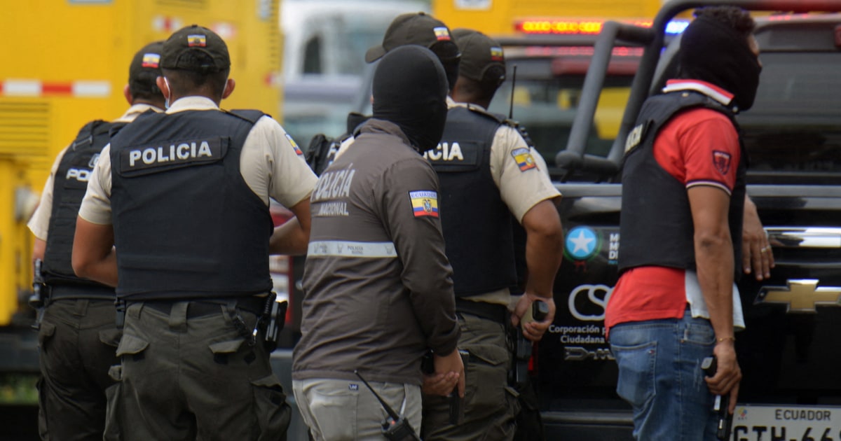 Grupo De Encapuchados Armados Irrumpe Canal De Televisión En Ecuador