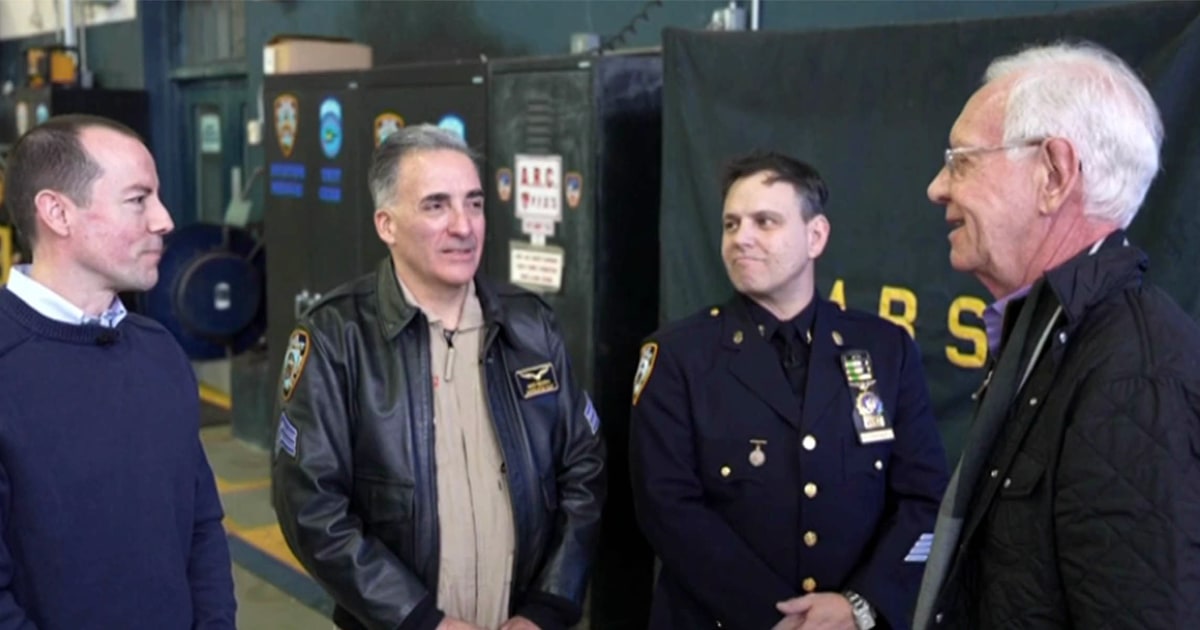 Капитан „Съли“ Съленбъргър се събира отново с водолази от нюйоркската полиция 15 години след „Чудото на Хъдсън“
