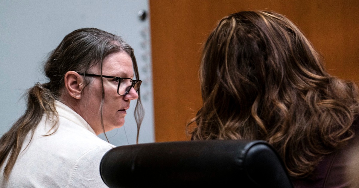 Дженифър Кръмбли, майка на стрелеца от Мичиган, застава пред съда за непредумишлено убийство