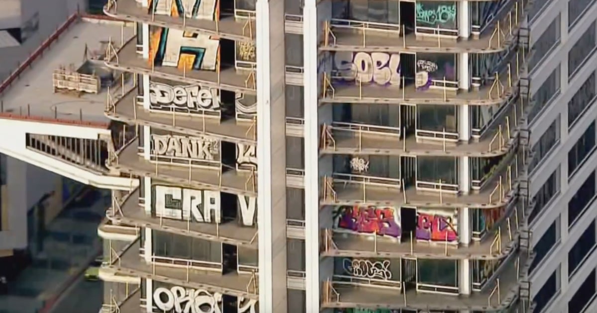 Маркери вандализираха около 30 етажа на небостъргач в Лос Анджелис