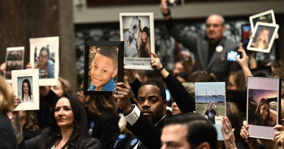 Държейки снимки на починалите си деца, родителите лобират пред Конгреса за приемане на законодателство за онлайн безопасност