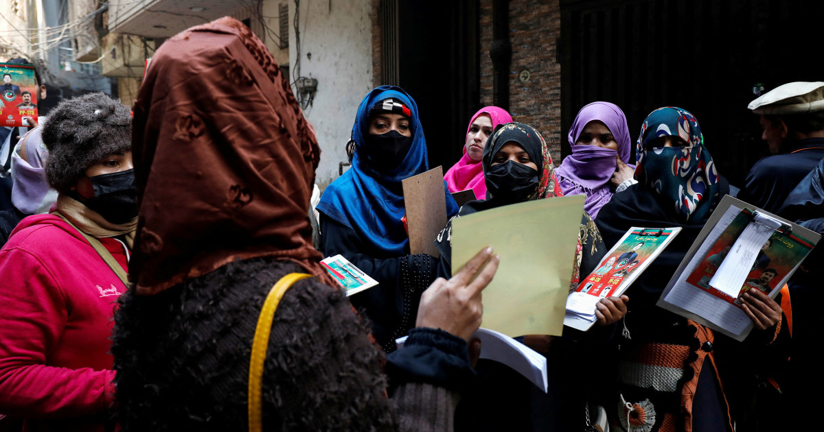Дни преди изборите в Пакистан в четвъртък маскиран и облечен