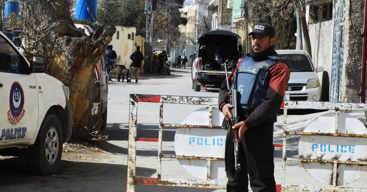 Две експлозии близо до офиси на кандидати в Пакистан в
