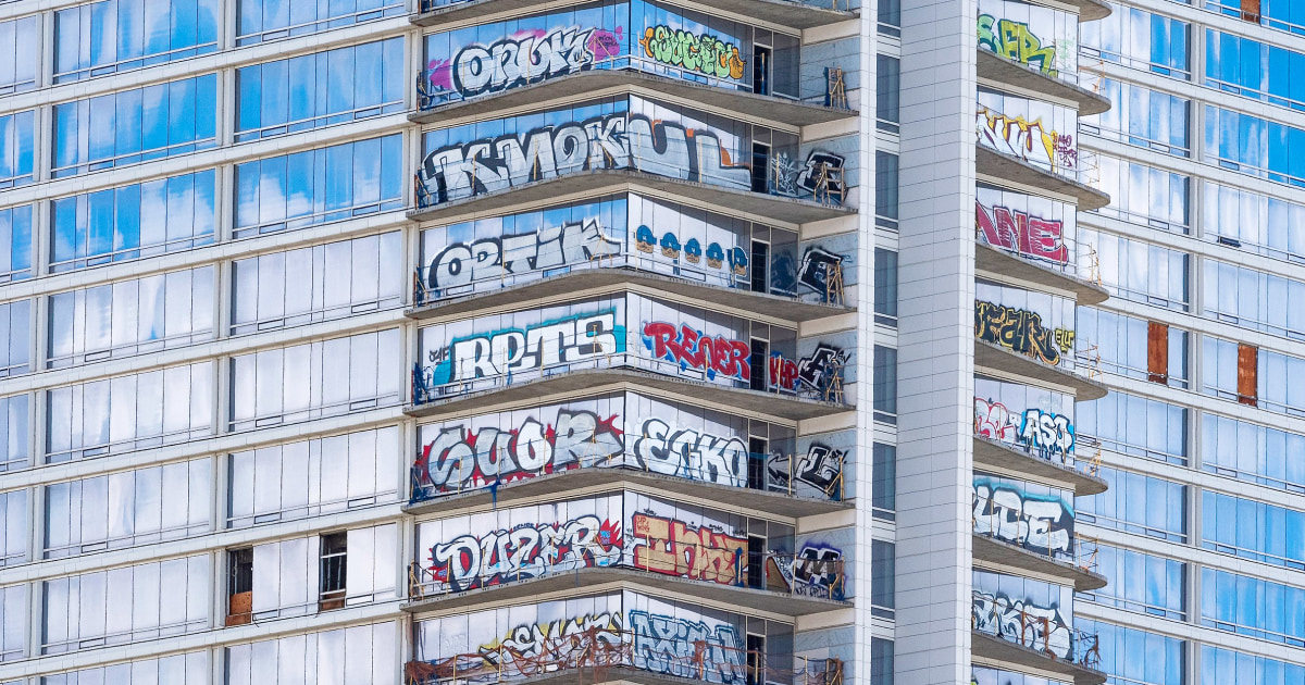 Графити обозначиха небостъргач в Лос Анджелис като „пораза“ и „световен проблем“, казва полицейският началник