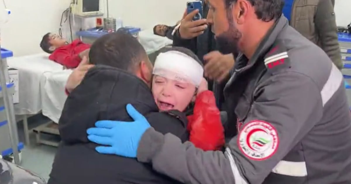 Лекарят от Газа се разплаква, когато вижда как ранения му син е докаран в спешното отделение
