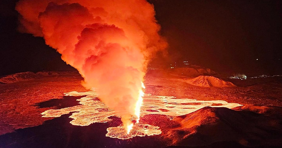 Вулкан в Исландия изригна за трети път от декември, изхвърляйки лава в небето