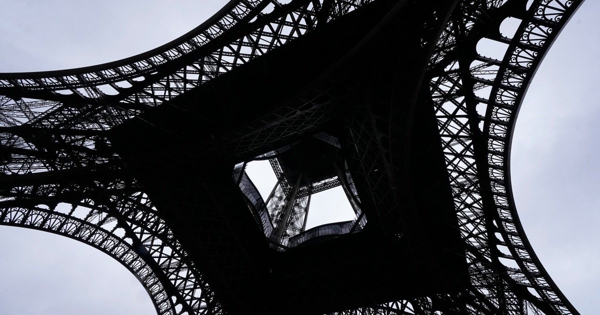 Човекът, който построи Айфеловата кула със 700 000 кибритени клечки, получи световен рекорд, след като всички