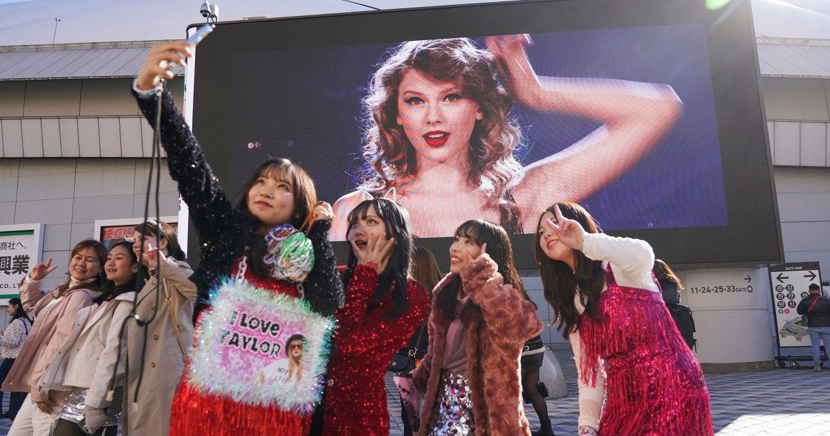 Taylor Swift Eras Tour превзема Япония, докато феновете внимават за появата на Super Bowl