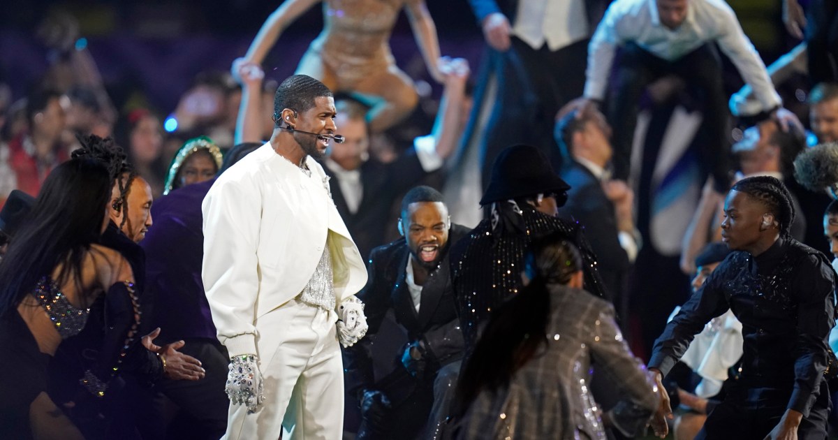 Футболните фенове изкрещяха: Да! докато Usher излезе на сцената на