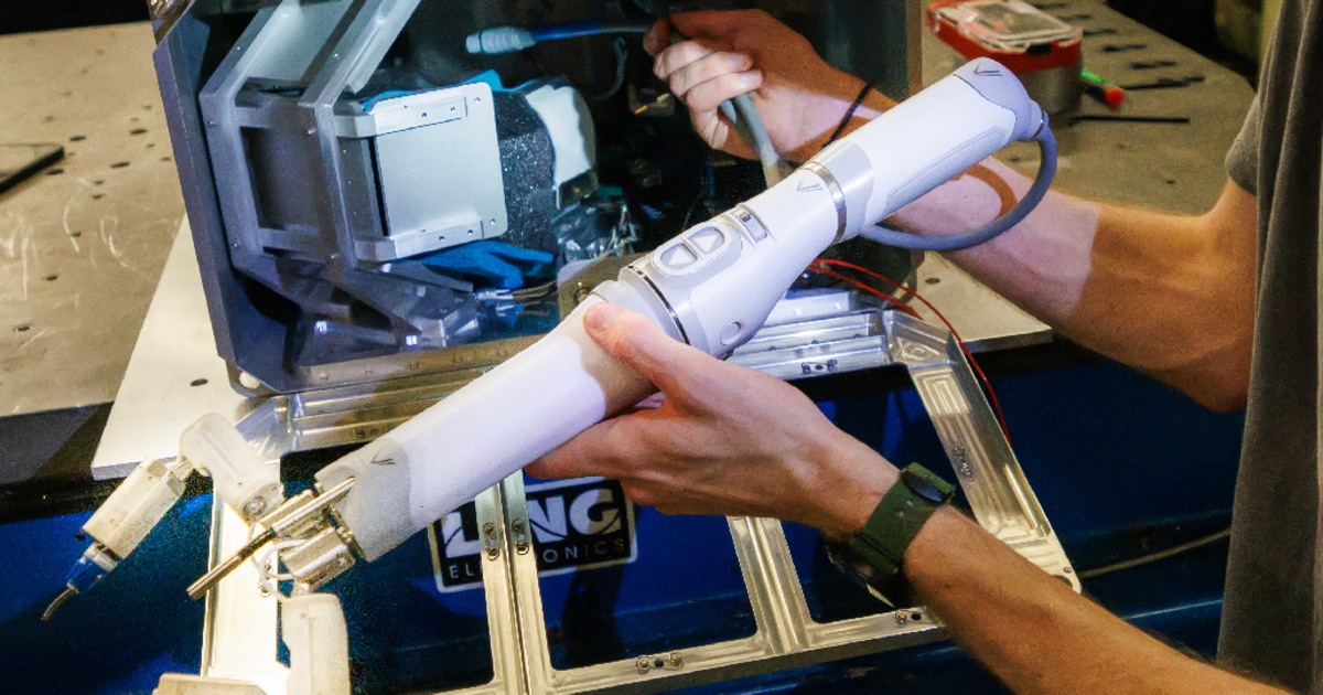 Експериментален робот извършва симулирани хирургически операции на борда на космическата станция