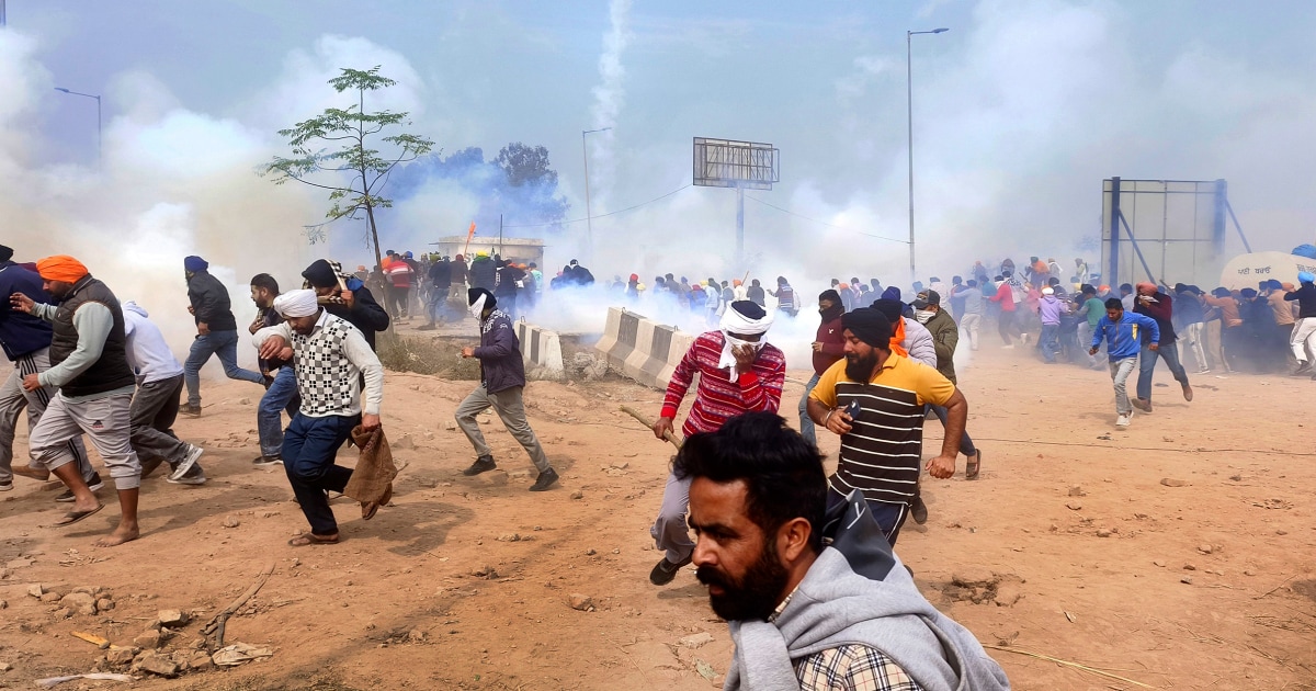 Полицията използва сълзотворен газ срещу индийските фермери, маршируващи към Ню Делхи, за да поискат гарантирани цени на реколтата