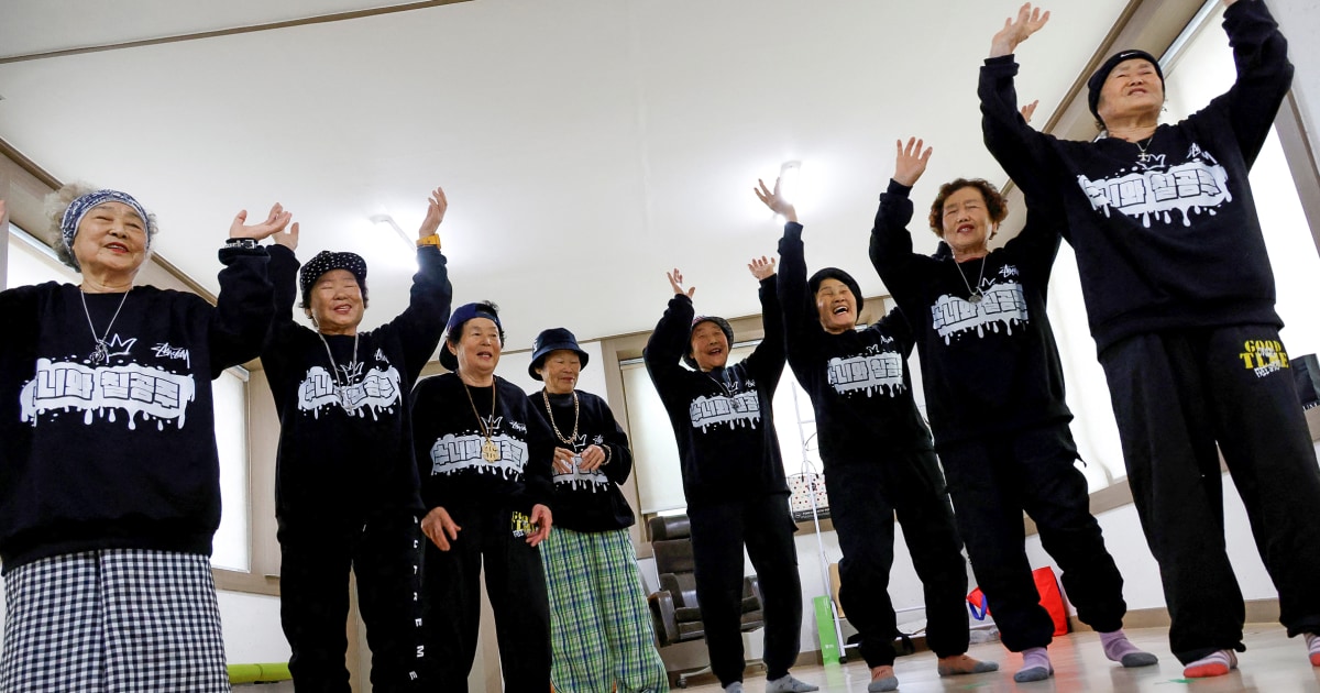 Група южнокорейски баби връщат живота в малкия град чрез рап