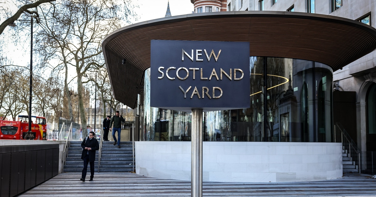 Тийнейджърка беше намушкана с нож в Лондон в предполагаемо „трансфобско престъпление от омраза“, твърди полицията