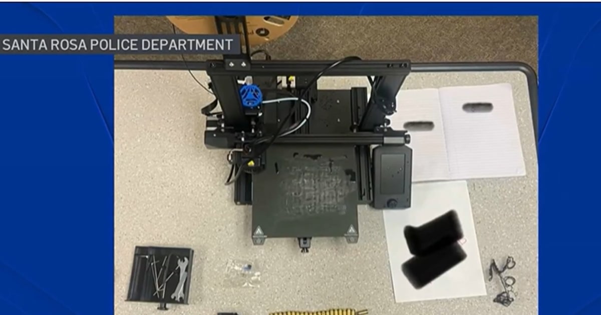 Арестуван тийнейджър от Санта Роза, обвинен в притежание на пистолет, направен от него с помощта на 3D технология
