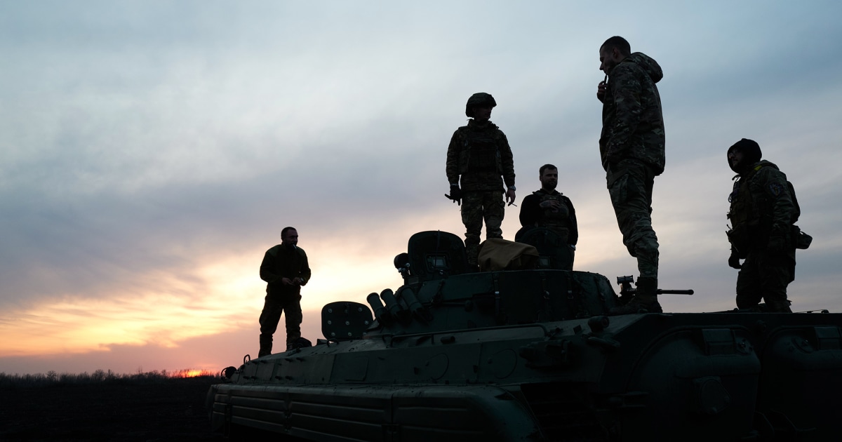 Докато Русия се придвижва напред, украинските войници казват, че забавянето на помощта от САЩ ги е изложило на опасност
