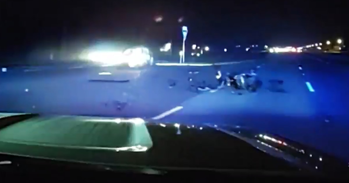Видео показва как заместник-шерифът на Флорида спасява бебе, което беше блокирано в кола след фатална катастрофа
