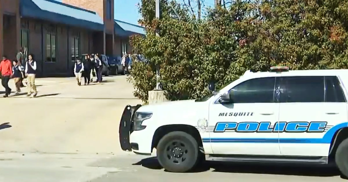 Ученик, влязъл с пистолет в училище в района на Далас, е ранен след полицейска стрелба, твърдят служители