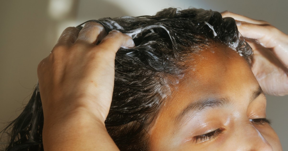 Сулфатите са антигероите на грижата за косата — те всъщност проблем ли са?