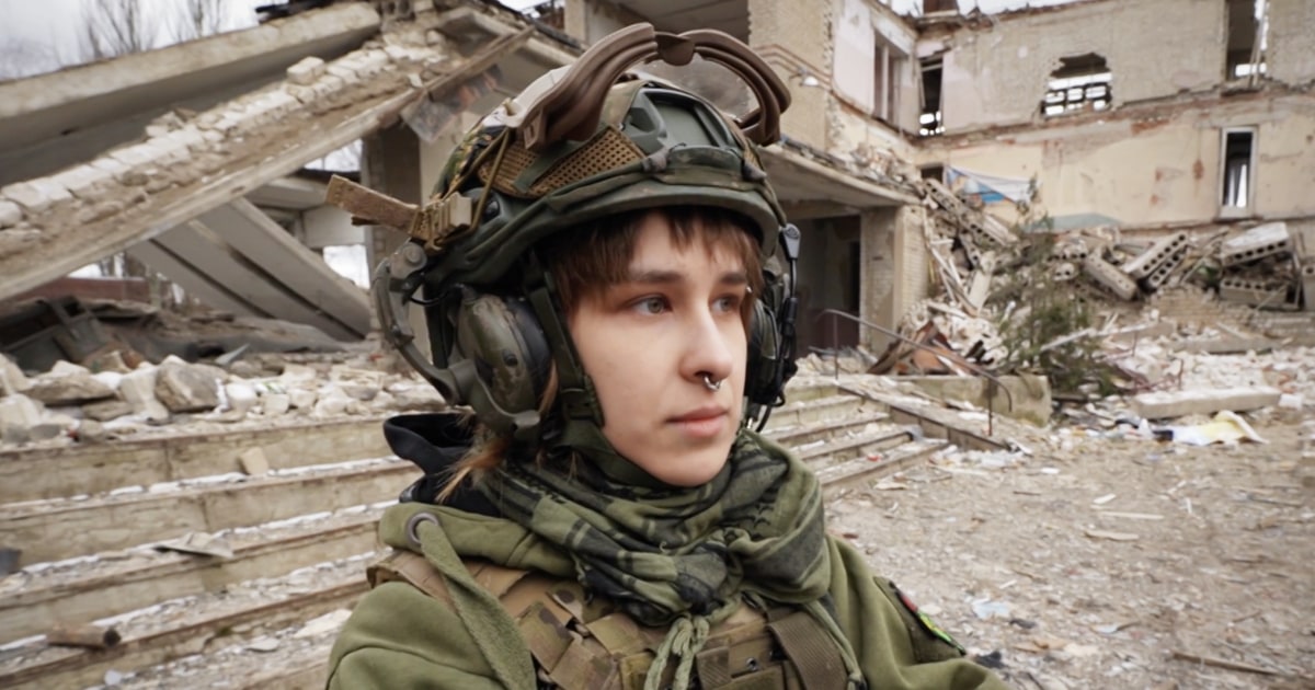 КОСТЯНТИНИВКА Украйна — Седнала в руините на бомбардирано училище близо