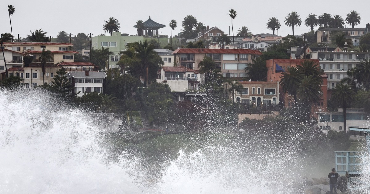Подгизналата Калифорния е изправена пред още един ден на наводнения, тъй като Лос Анджелис вече достига средните годишни валежи