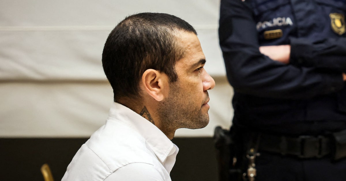 Футболната звезда Дани Алвеш е осъден на повече от 4 години затвор за сексуално насилие