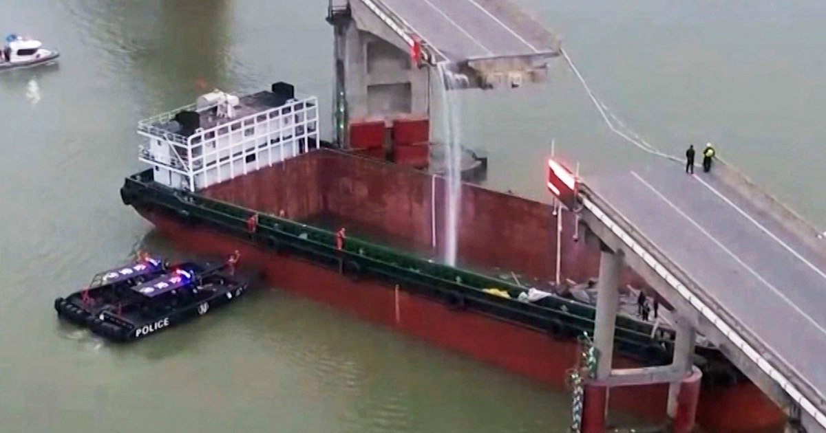 Un porte-conteneurs détruit une section du pont chinois, faisant 2 morts