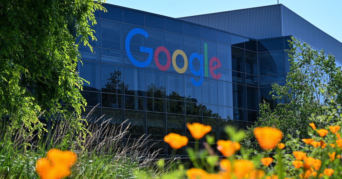 Google се извини в петък за поредица от публични злополуки