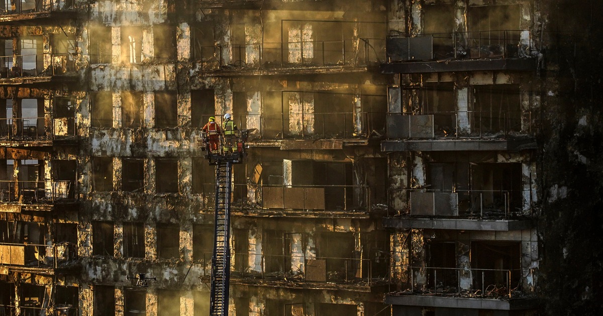 Пожар в жилищен блок в Испания: 14 души са изчезнали, най-малко 5 са ​​загинали