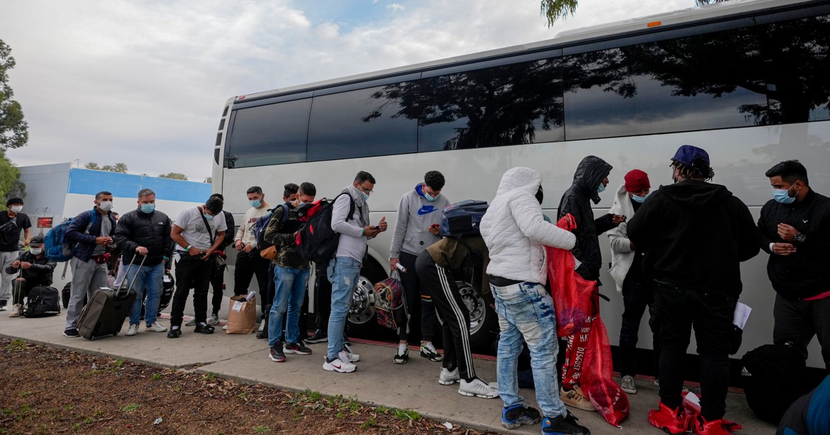 САН ДИЕГО — Стотици мигранти бяха оставени в петък на