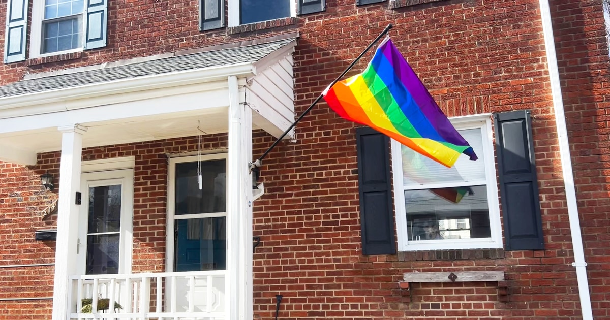 Двама арестувани по обвинения в кражба на знамена на прайда от дома на лесбийска двойка