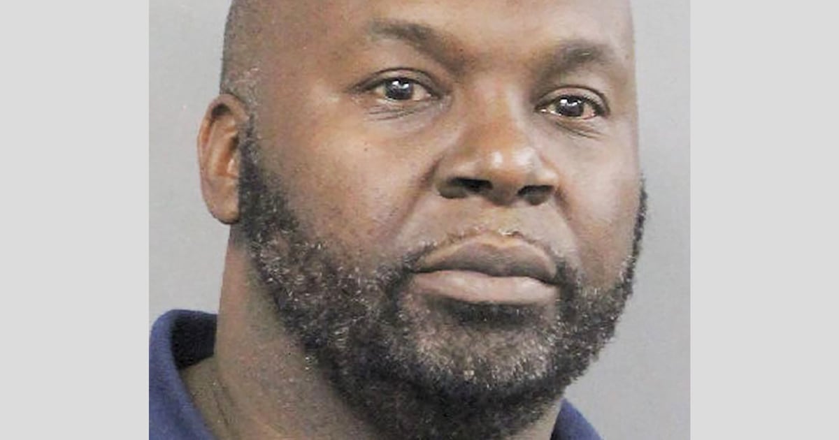 Затворник от Луизиана задържан по обвинение в убийство втора степен