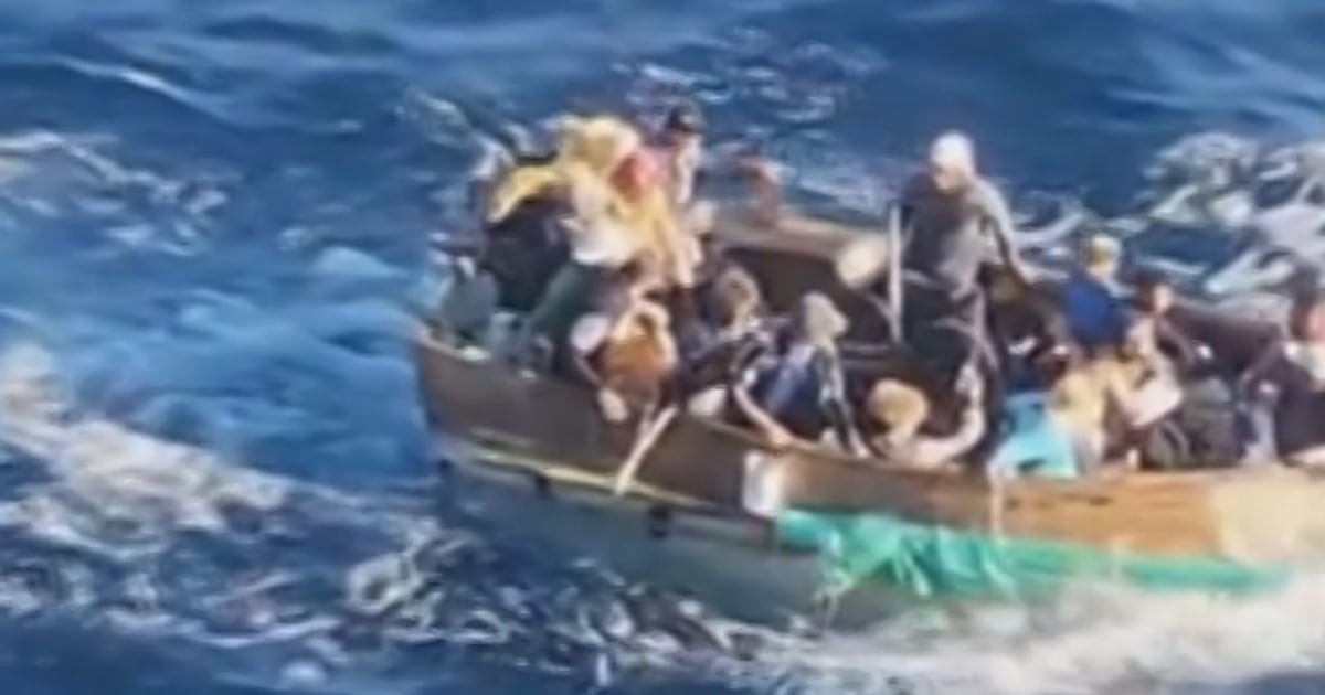 Видео показва как круизен кораб Carnival спасява мигранти в морето близо до Куба