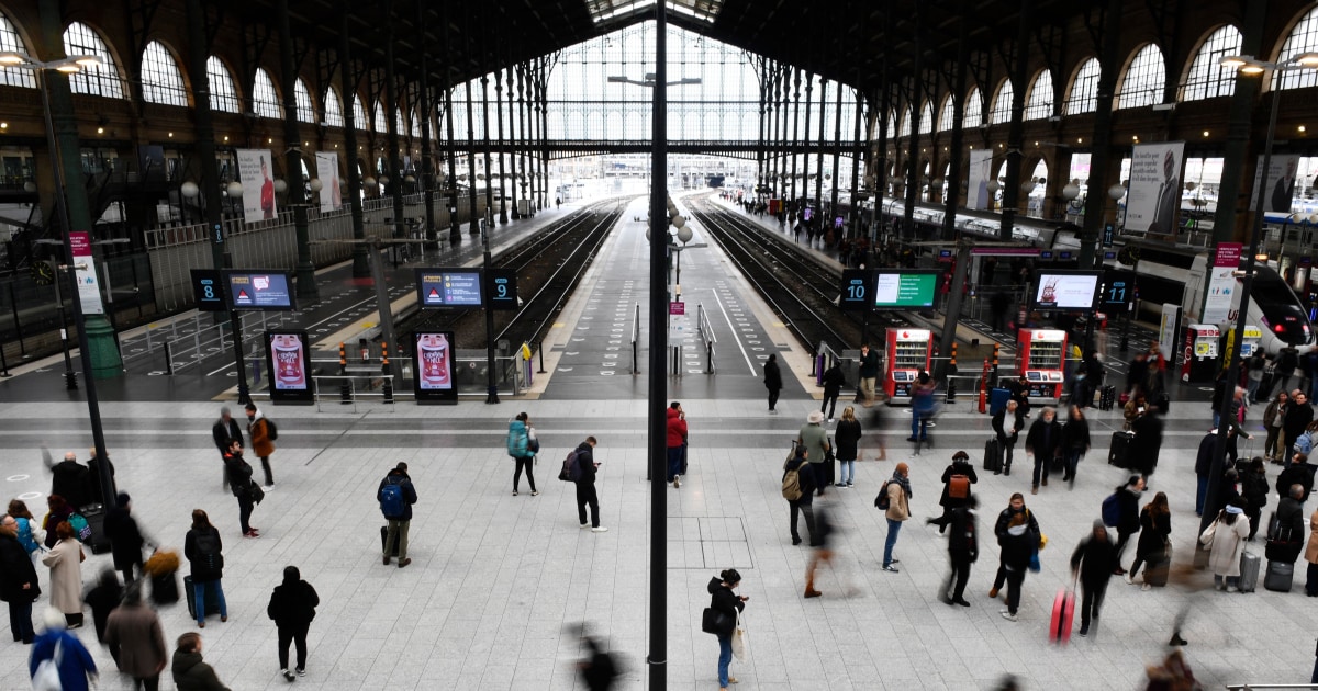 Мъж намушка трима души на главната гара в Париж
