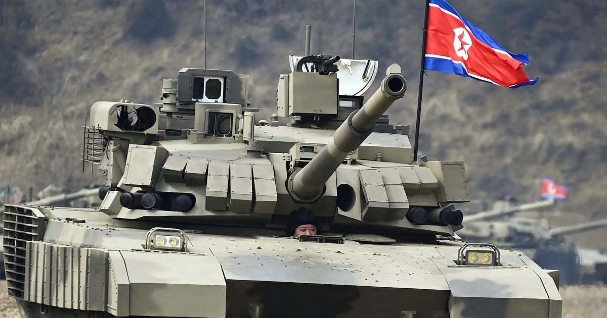 Ким на Северна Корея „кара“ нов танк по време на симулирана битка