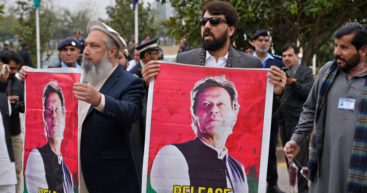 Пакистан се закле в новия парламент, докато последователите на Имран Хан протестират срещу преброяването на гласовете