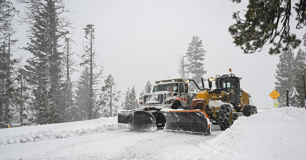 Западното крайбрежие се подготвя, тъй като виелицата в Сиера Невада в Калифорния носи непрекъснат сняг, опасни условия