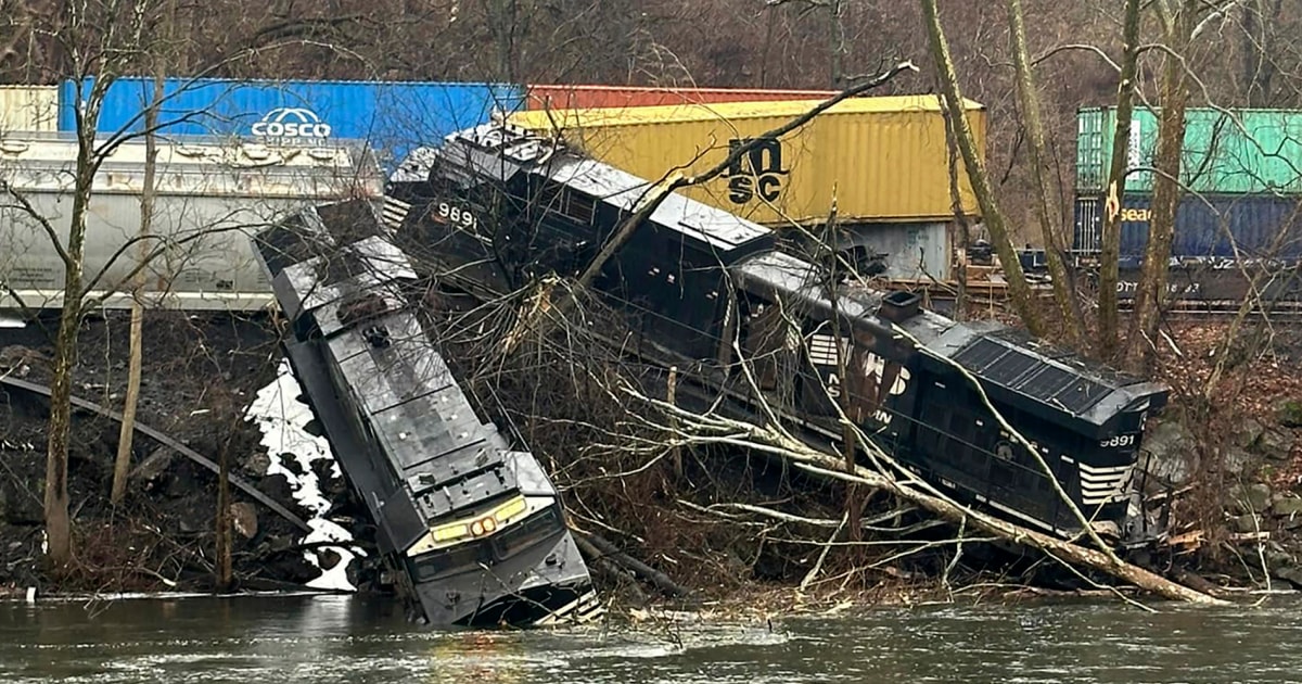 Pa. дерайлирането на влак оставя вагоните на брега на реката и във водата; няма съобщения за наранявания или опасни материали