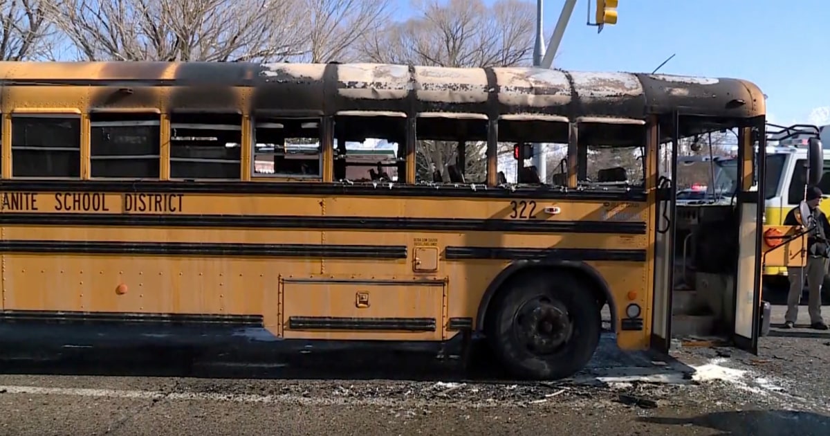 Бивш шофьор на училищен автобус, обвинен в подпалване на автобуси, един пълен с ученици, докато шофира
