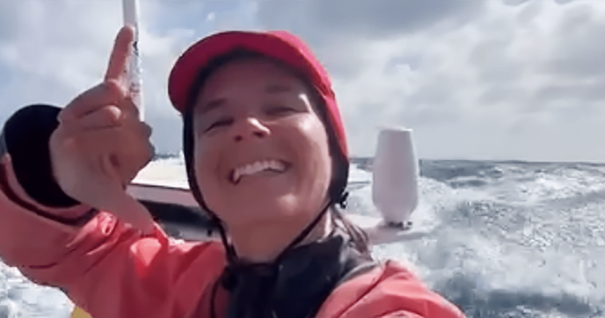 На борда на своята 40-футова състезателна лодка First Light, 29-годишната Cole Brauer