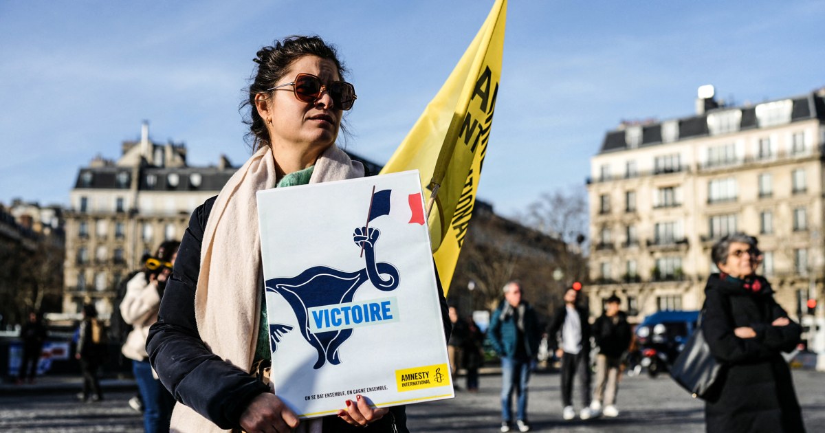 ПАРИЖ— Френските депутати одобриха законопроект който ще включи правото на