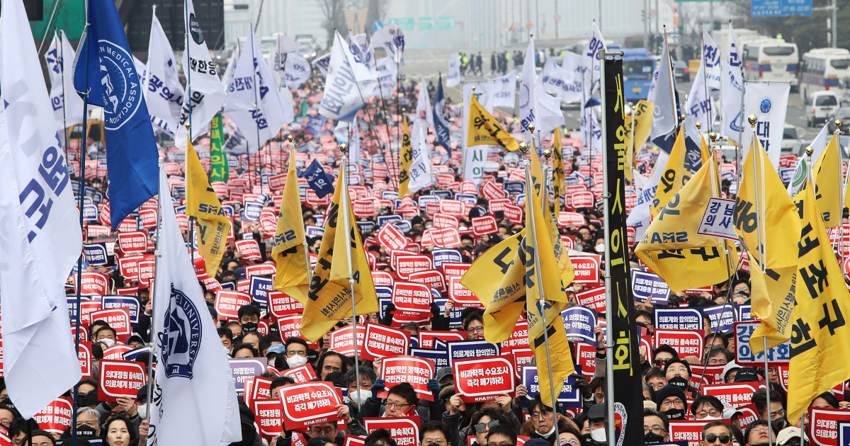 Снимка: Южна Корея ще спре лицензите на стачкуващите лекари, тъй като те отказват да сложат край на излизанията