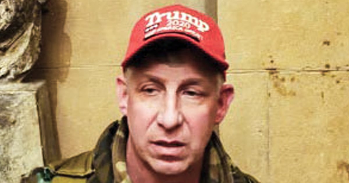 Бунтовник от 6 януари с прякор „Shield Grampy“ признава, че е нападнал полицаи в Капитолия