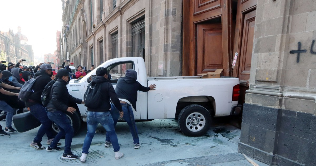 Протестиращите студенти използват камион, за да блъснат вратите на Националния дворец в Мексико Сити