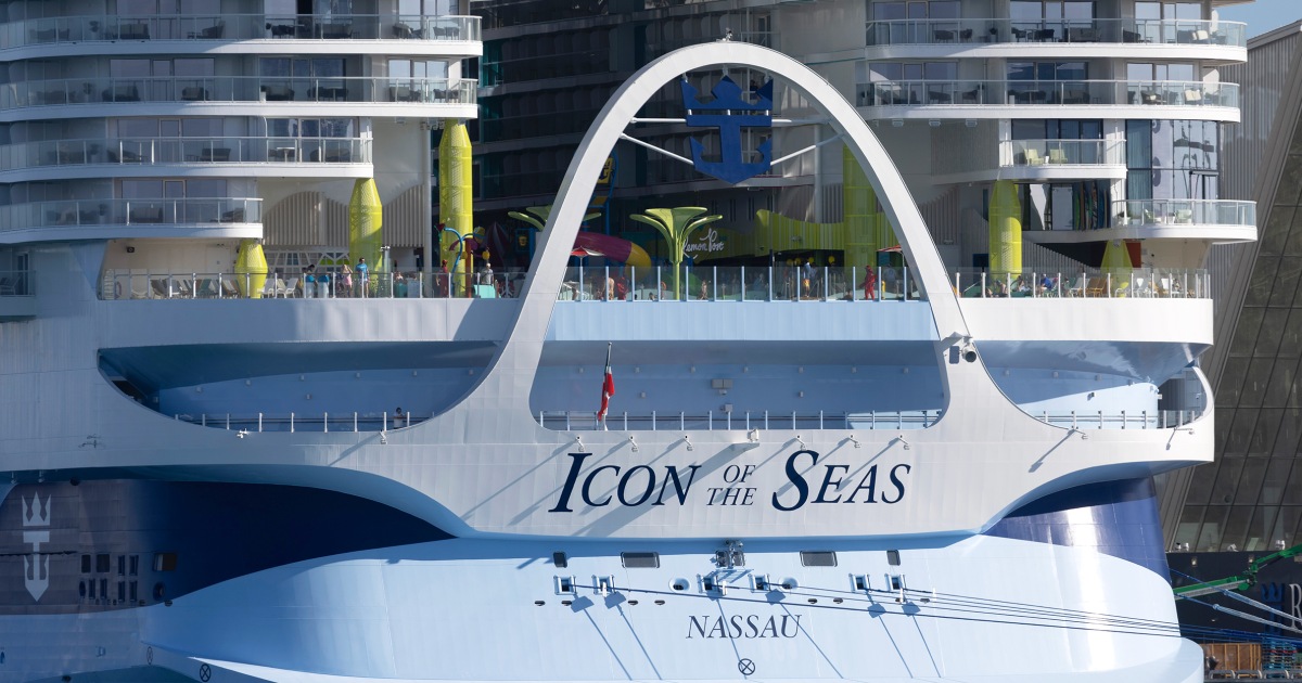 Екипажът на круизния кораб Icon of the Seas спаси 14 души, блокирани в морето