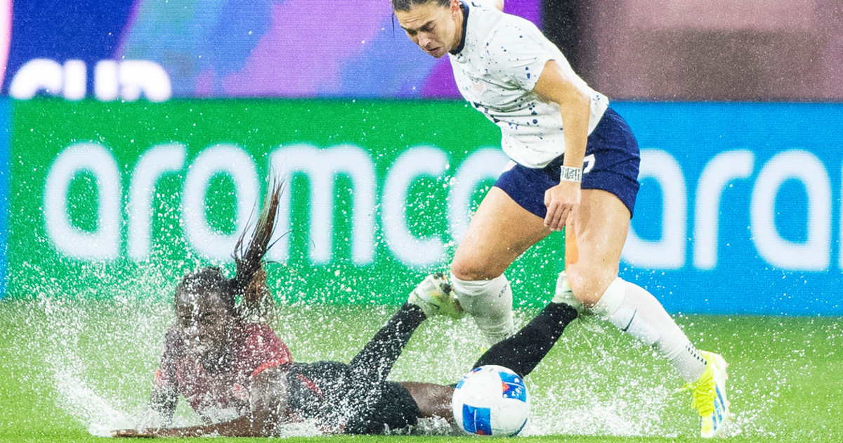 Локви и дузпи, докато жените от САЩ победиха Канада в драматичен мач, прогизнал от дъжд, за да стигнат до финала на Златната купа